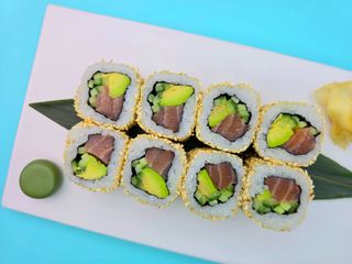 Каліфорнія з слабосоленим лососем (220г)