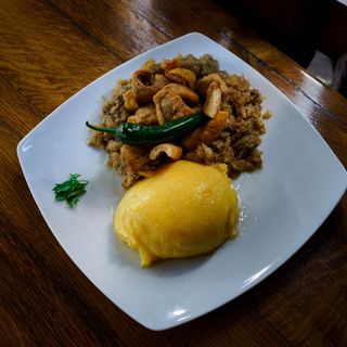 Varză călită cu jumări și mămăligă 