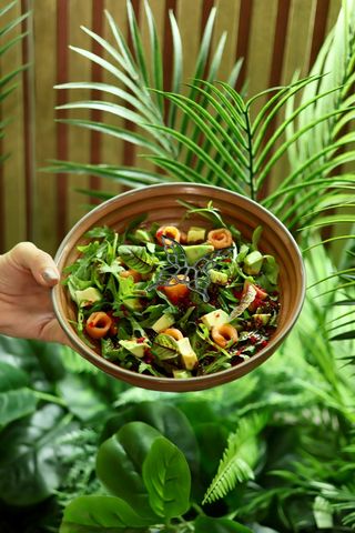 Семга с авокадо на подушке из рукколы