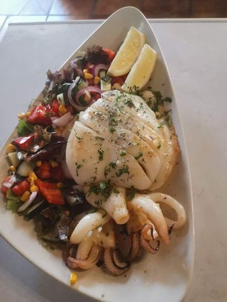 Sepia A La Plancha Con Ajo Con Perejil Y Patatas Fritas Caseras