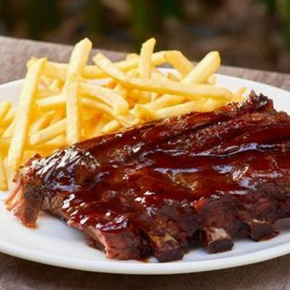 Costillas BBQ con Patatas Fritas