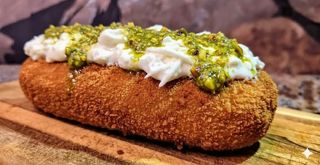 Crocchettone stracciata di bufala e pesto di pistacchi