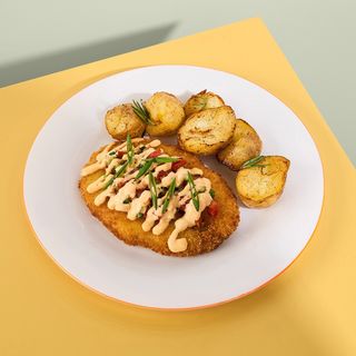 Спайсі шніцель з овочевою сальсою та картоплею з розмарином