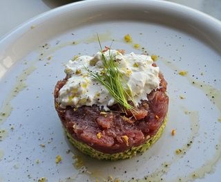 Tartare di tonno con vellutata di patate