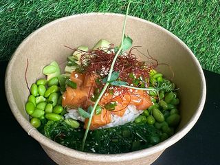 Sushi bowl z łososiem (300g)