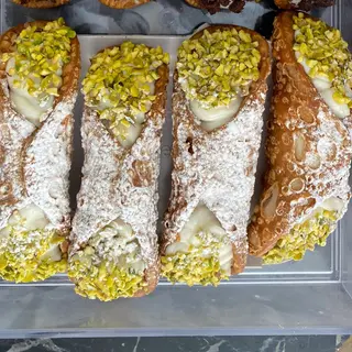 CANNOLO RICOTTA DI PECORA E GRANELLA PISTACCHI