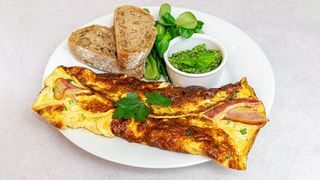 Omlet sa šunkom i slaninom