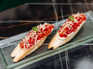 Брускети з сиром філадельфія, тар-таром з чері та пармезаном 160г