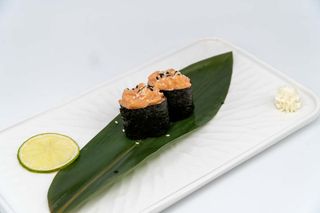 Gunkan spisy salmone