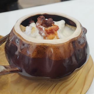 Patate al forno con guanciale e fonduta di formaggio