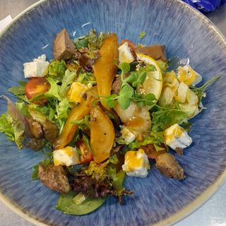 Салат з карамелізованою грушею та курячою печінкою (240г)