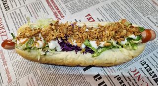 Hot-dog z surówką I prażoną cebulką