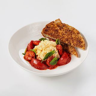 Скрембл с томатами и креветками 