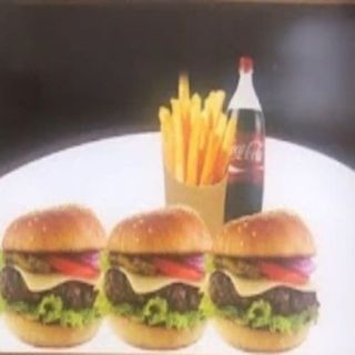 3 Hamburguesas pollo o ternera (ptata grande e cola 2L)