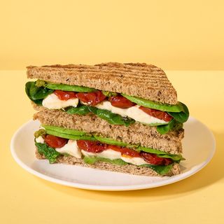 Tost z mozzarellą i awokado