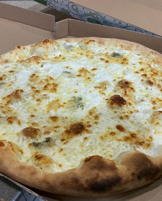 Pizza quattro formagi 