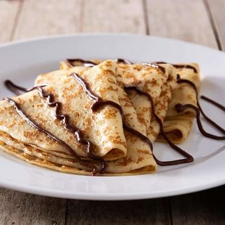 Crepe de sirope de chocolate, avellanas y nata