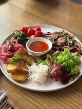 Боул з ростбіфом з телятини та молодою картоплею