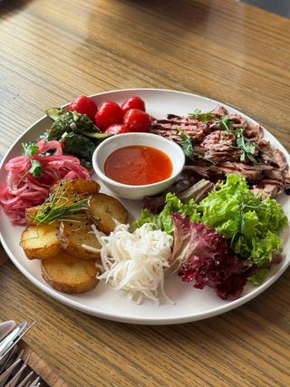 Боул з ростбіфом з телятини та молодою картоплею