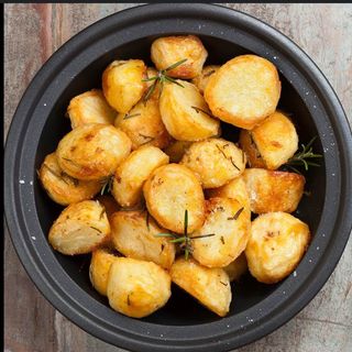 Cartofi la tigaie cu rozmarin