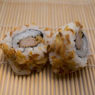 Uramaki 07 Solomillo Salsa de ciruela y Cebolla frita