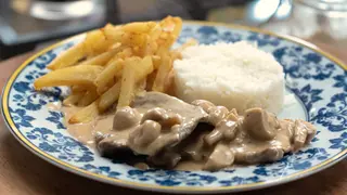 Lombinhos de Vitela com Cogumelos  Batata Frita e Arroz