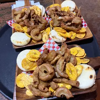 Chunchullo Con Pataconcitos Y Arepa