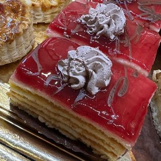 PASTEL DE FRESA  Y YEMA PASTELERA