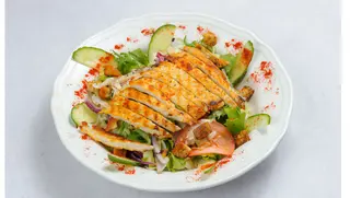 Salatka z grillowanym kurczakiem