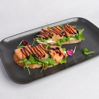 Bruschetta z łososiem na bazie serka śmietankowego i zieleniny