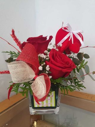 Vasito con 3 rosas rojas