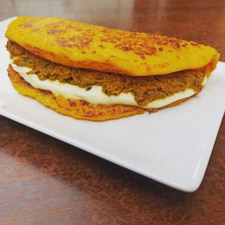 Cachapa con Queso de Mano y Carne Mechada