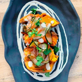 Camote asado con encurtidos y ajonjolí