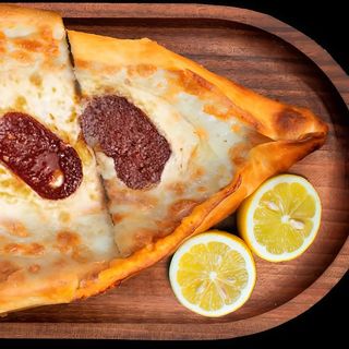 Пиде с сыром и суджуком 