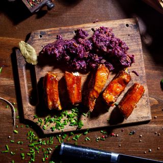 St. Patrick's Ribs cu garnitură și sos