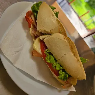 Bocadillo de salami y queso blanco