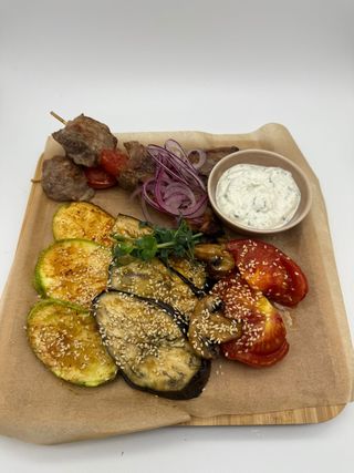 Frigărui de porc cu legume grill