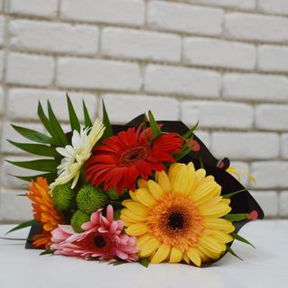 Buchet 5 gerbera, santini, frunze