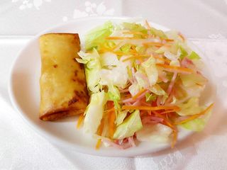 Ensalada Con Rollo De Primavera