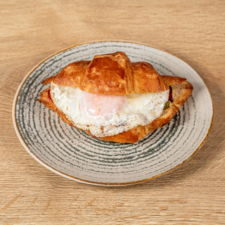 Кроасан с бекон