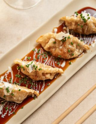 Gyozas de longaniza con salsa yakitori y crema de camembert (4 u