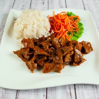 Мясо  говяжье жаренная с грибами и гарниром