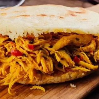 Arepa rellena de pollo (10 cms)