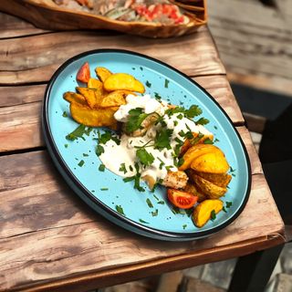 Piept de pui cu sos gorgonzola si cartofi wedges