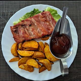 Coaste de porc, cartofi wedges și sos barbeque
