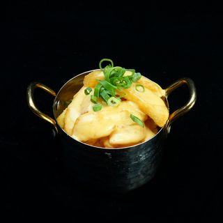 Frytki z sosem serowym