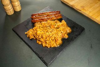 Varza calita cu carnaciori la grill