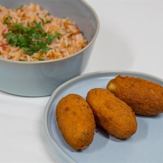Bolinhos de Bacalhau com Arroz de Tomate