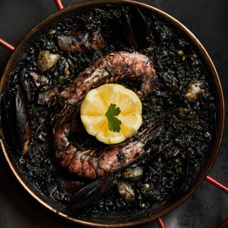 Paella de Arroz Negro (Tamaño Personal)