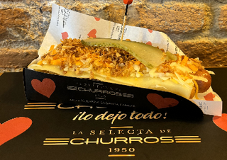 CHURRO FRANKFURT QUESO CEBOLLA CRISPY Y PIMIENTOS